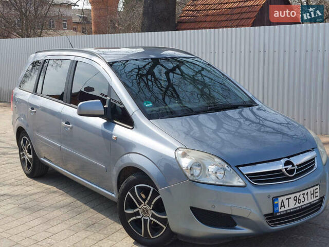 Серый Опель Зафира, объемом двигателя 1.7 л и пробегом 256 тыс. км за 6000 $, фото 2 на Automoto.ua
