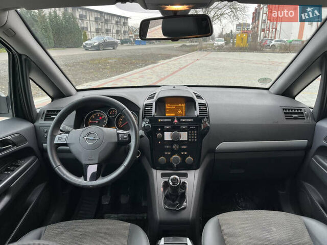 Серый Опель Зафира, объемом двигателя 1.7 л и пробегом 222 тыс. км за 6600 $, фото 27 на Automoto.ua
