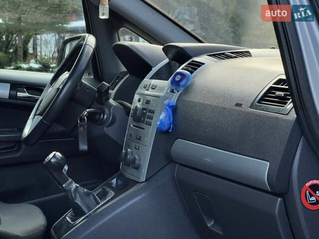 Серый Опель Зафира, объемом двигателя 1.69 л и пробегом 290 тыс. км за 6250 $, фото 41 на Automoto.ua