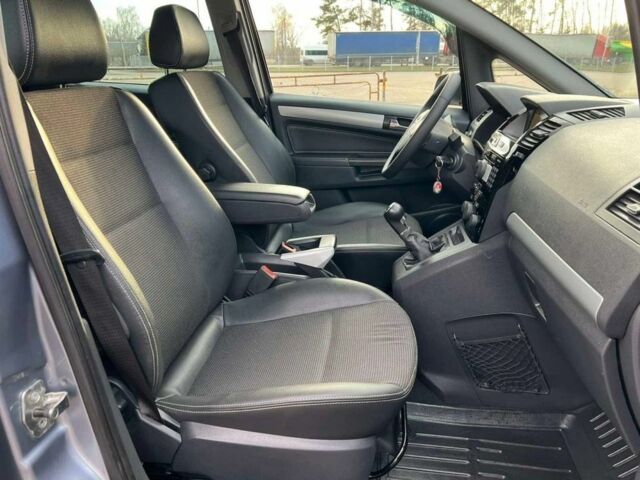 Серый Опель Зафира, объемом двигателя 1.7 л и пробегом 245 тыс. км за 6300 $, фото 2 на Automoto.ua