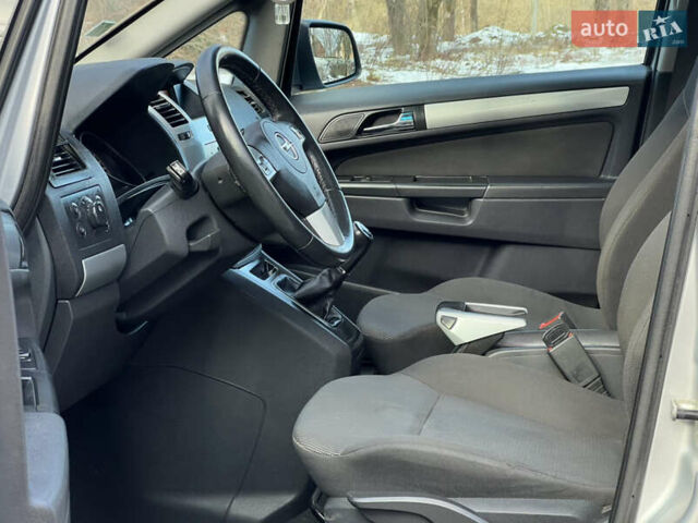 Серый Опель Зафира, объемом двигателя 1.69 л и пробегом 290 тыс. км за 6250 $, фото 28 на Automoto.ua