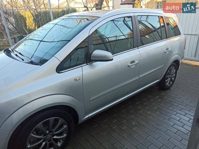 Серый Опель Зафира, объемом двигателя 2.2 л и пробегом 139 тыс. км за 7400 $, фото 2 на Automoto.ua