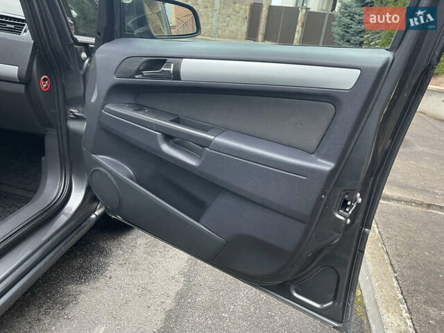 Серый Опель Зафира, объемом двигателя 1.8 л и пробегом 176 тыс. км за 5600 $, фото 33 на Automoto.ua