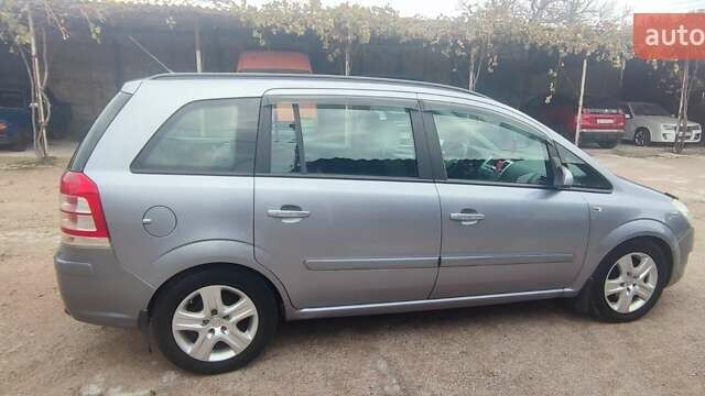 Серый Опель Зафира, объемом двигателя 1.7 л и пробегом 225 тыс. км за 6800 $, фото 2 на Automoto.ua