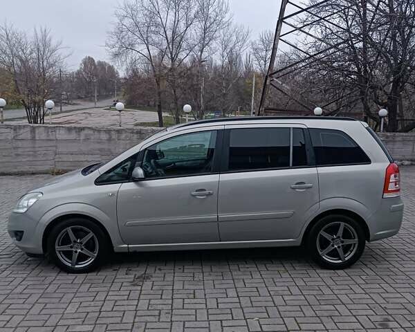 Серый Опель Зафира, объемом двигателя 1.8 л и пробегом 210 тыс. км за 7600 $, фото 3 на Automoto.ua