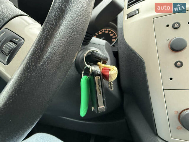 Серый Опель Зафира, объемом двигателя 1.6 л и пробегом 290 тыс. км за 5750 $, фото 29 на Automoto.ua