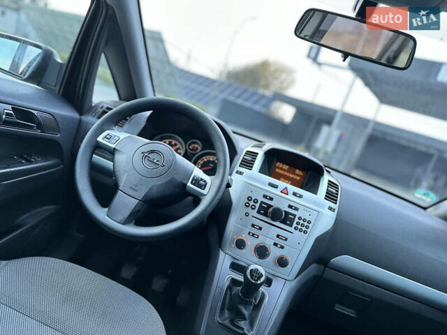 Серый Опель Зафира, объемом двигателя 1.6 л и пробегом 181 тыс. км за 6500 $, фото 3 на Automoto.ua