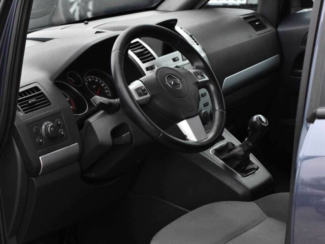 Серый Опель Зафира, объемом двигателя 1.7 л и пробегом 189 тыс. км за 6550 $, фото 7 на Automoto.ua