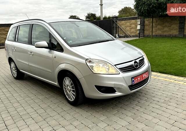 Серый Опель Зафира, объемом двигателя 1.6 л и пробегом 200 тыс. км за 6199 $, фото 61 на Automoto.ua
