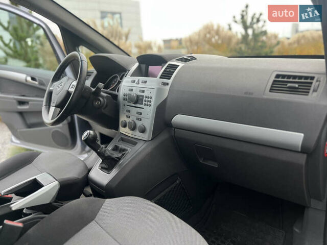 Серый Опель Зафира, объемом двигателя 1.8 л и пробегом 196 тыс. км за 5900 $, фото 16 на Automoto.ua