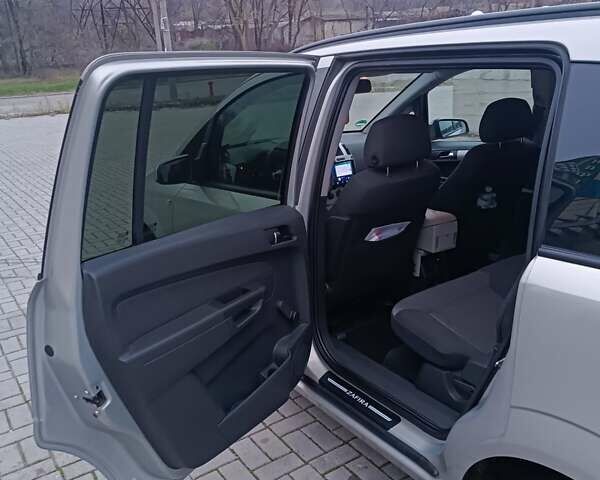 Серый Опель Зафира, объемом двигателя 1.8 л и пробегом 210 тыс. км за 7600 $, фото 16 на Automoto.ua