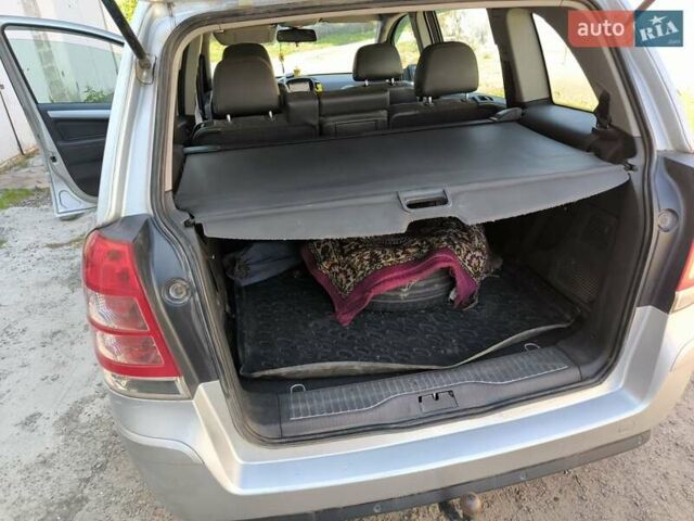 Серый Опель Зафира, объемом двигателя 1.7 л и пробегом 386 тыс. км за 5600 $, фото 2 на Automoto.ua