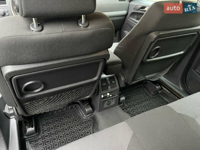 Серый Опель Зафира, объемом двигателя 1.8 л и пробегом 176 тыс. км за 5600 $, фото 22 на Automoto.ua