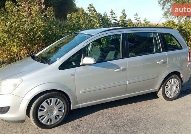 Серый Опель Зафира, объемом двигателя 1.6 л и пробегом 200 тыс. км за 6500 $, фото 1 на Automoto.ua