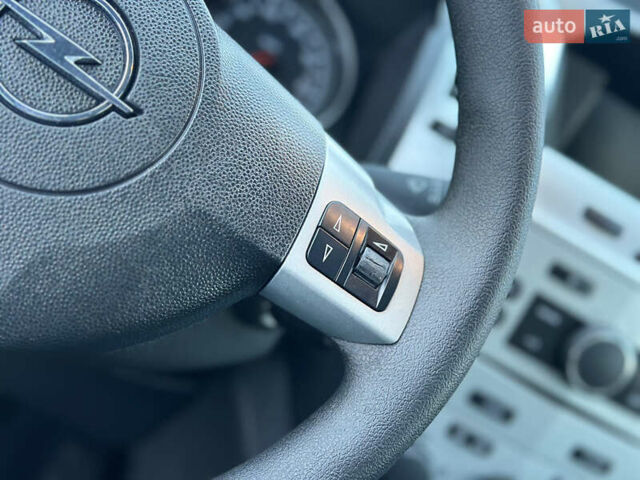 Серый Опель Зафира, объемом двигателя 1.6 л и пробегом 181 тыс. км за 6500 $, фото 40 на Automoto.ua