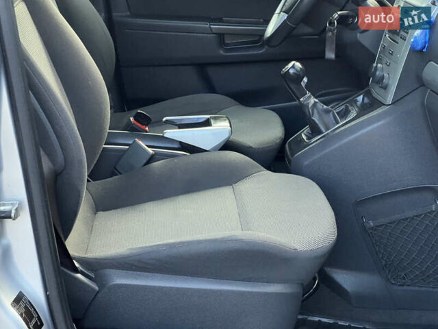 Серый Опель Зафира, объемом двигателя 1.69 л и пробегом 290 тыс. км за 6250 $, фото 40 на Automoto.ua