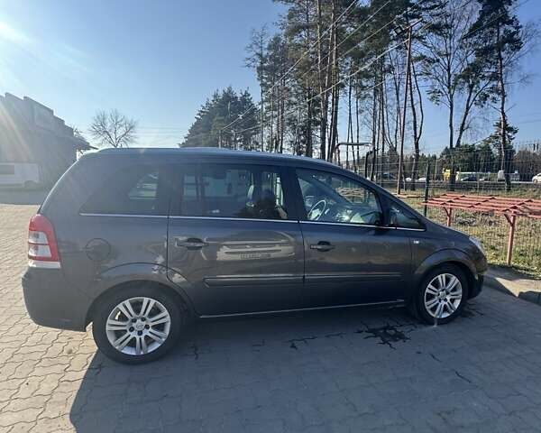 Серый Опель Зафира, объемом двигателя 1.69 л и пробегом 271 тыс. км за 7000 $, фото 4 на Automoto.ua