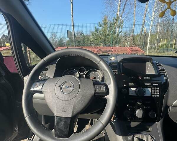 Серый Опель Зафира, объемом двигателя 1.69 л и пробегом 271 тыс. км за 7000 $, фото 2 на Automoto.ua