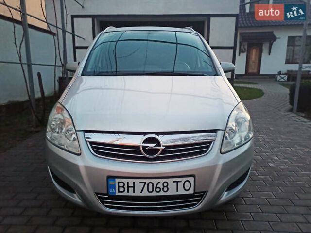 Серый Опель Зафира, объемом двигателя 2.2 л и пробегом 139 тыс. км за 7400 $, фото 3 на Automoto.ua