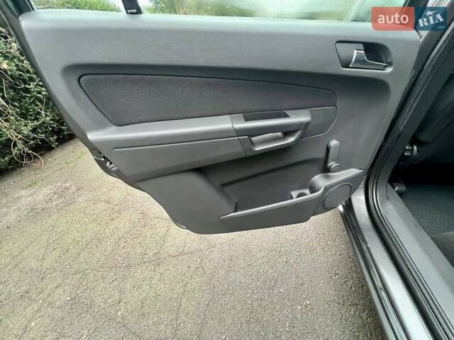 Серый Опель Зафира, объемом двигателя 1.6 л и пробегом 208 тыс. км за 6550 $, фото 44 на Automoto.ua