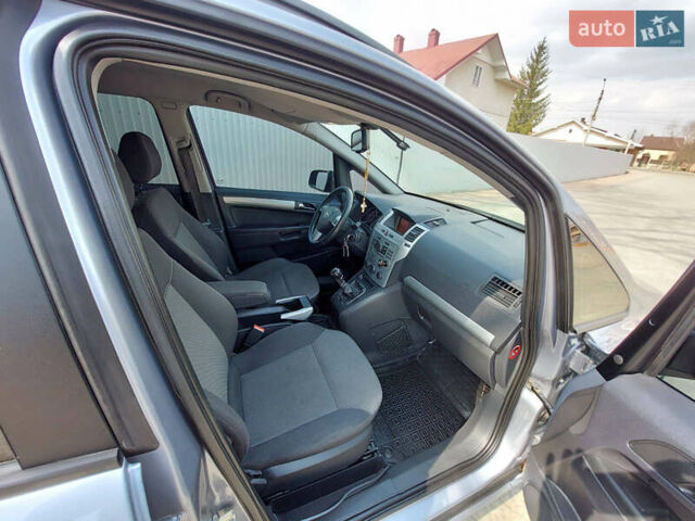 Серый Опель Зафира, объемом двигателя 1.7 л и пробегом 256 тыс. км за 6000 $, фото 14 на Automoto.ua