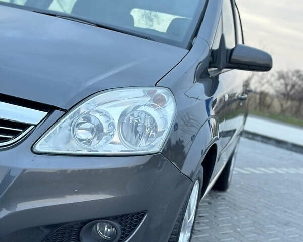 Серый Опель Зафира, объемом двигателя 1.6 л и пробегом 181 тыс. км за 6500 $, фото 9 на Automoto.ua