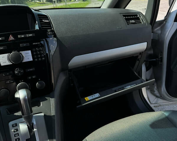 Серый Опель Зафира, объемом двигателя 1.91 л и пробегом 220 тыс. км за 8000 $, фото 19 на Automoto.ua