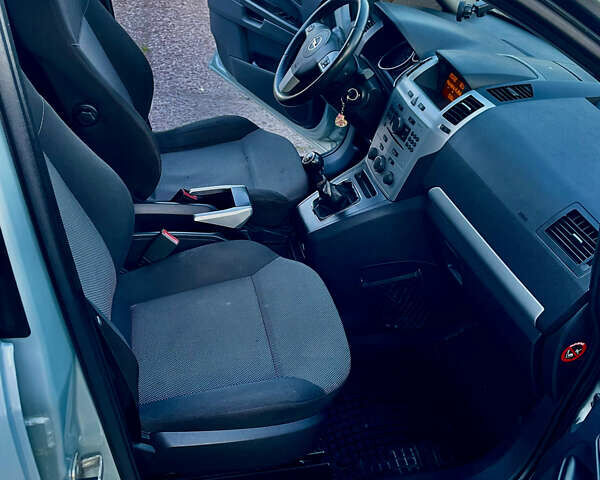 Серый Опель Зафира, объемом двигателя 1.7 л и пробегом 290 тыс. км за 7000 $, фото 5 на Automoto.ua