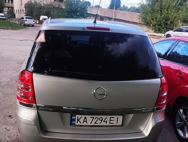 Серый Опель Зафира, объемом двигателя 1.69 л и пробегом 267 тыс. км за 6000 $, фото 3 на Automoto.ua