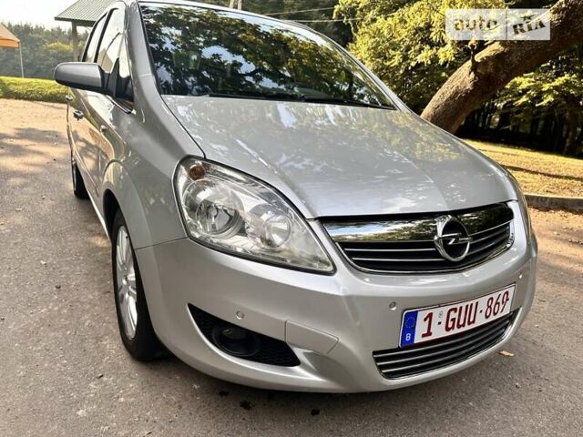 Серый Опель Зафира, объемом двигателя 1.7 л и пробегом 173 тыс. км за 7850 $, фото 2 на Automoto.ua