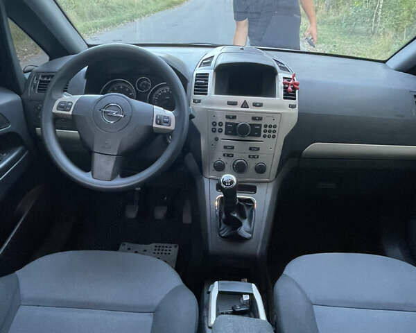 Серый Опель Зафира, объемом двигателя 1.6 л и пробегом 208 тыс. км за 5800 $, фото 33 на Automoto.ua