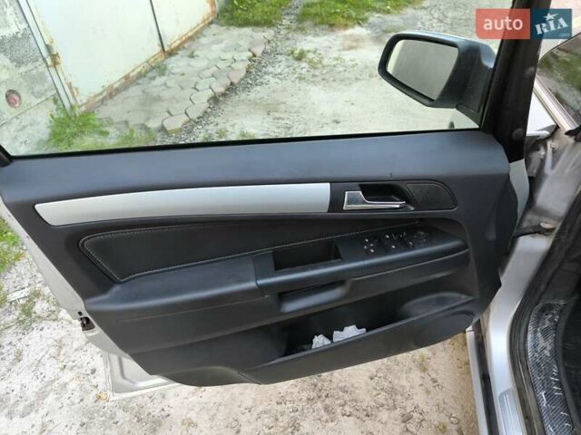 Серый Опель Зафира, объемом двигателя 1.7 л и пробегом 386 тыс. км за 5600 $, фото 7 на Automoto.ua