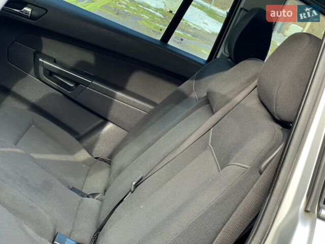 Серый Опель Зафира, объемом двигателя 1.69 л и пробегом 290 тыс. км за 6250 $, фото 55 на Automoto.ua