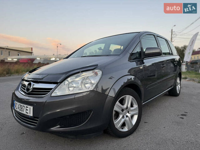 Серый Опель Зафира, объемом двигателя 1.9 л и пробегом 254 тыс. км за 7700 $, фото 2 на Automoto.ua