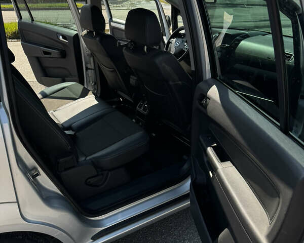 Серый Опель Зафира, объемом двигателя 1.91 л и пробегом 220 тыс. км за 8000 $, фото 12 на Automoto.ua