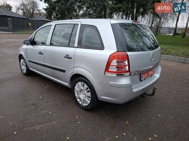 Серый Опель Зафира, объемом двигателя 1.6 л и пробегом 190 тыс. км за 5600 $, фото 4 на Automoto.ua