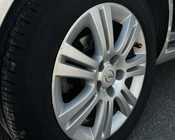 Серый Опель Зафира, объемом двигателя 1.91 л и пробегом 220 тыс. км за 8000 $, фото 28 на Automoto.ua