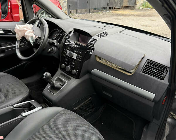 Серый Опель Зафира, объемом двигателя 1.7 л и пробегом 213 тыс. км за 1500 $, фото 6 на Automoto.ua