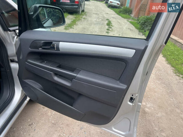 Серый Опель Зафира, объемом двигателя 1.6 л и пробегом 210 тыс. км за 6650 $, фото 58 на Automoto.ua