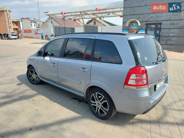 Серый Опель Зафира, объемом двигателя 1.7 л и пробегом 256 тыс. км за 6000 $, фото 3 на Automoto.ua