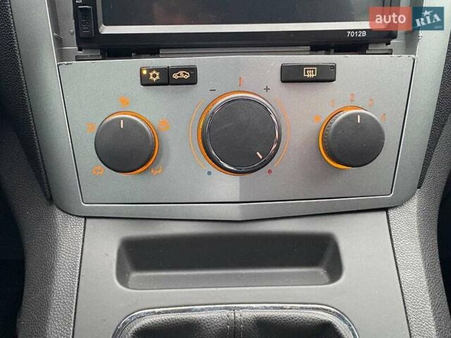 Серый Опель Зафира, объемом двигателя 1.8 л и пробегом 146 тыс. км за 8300 $, фото 12 на Automoto.ua