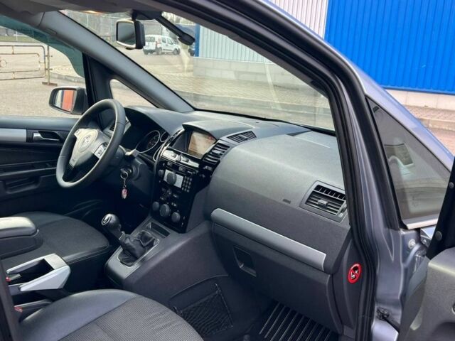 Серый Опель Зафира, объемом двигателя 1.7 л и пробегом 245 тыс. км за 6300 $, фото 4 на Automoto.ua