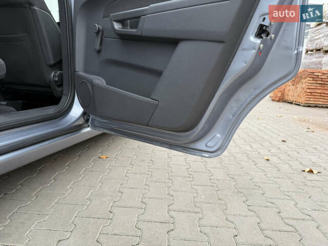 Серый Опель Зафира, объемом двигателя 1.6 л и пробегом 290 тыс. км за 5750 $, фото 40 на Automoto.ua