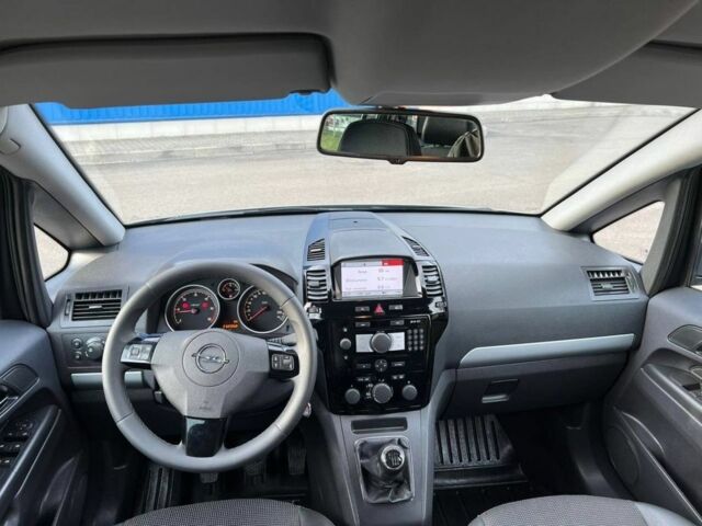 Серый Опель Зафира, объемом двигателя 1.7 л и пробегом 245 тыс. км за 6300 $, фото 3 на Automoto.ua