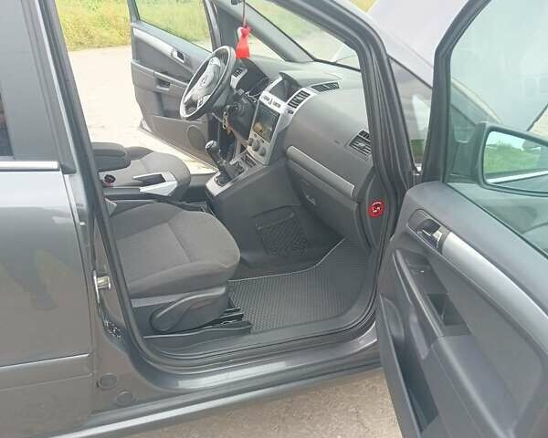 Серый Опель Зафира, объемом двигателя 1.9 л и пробегом 256 тыс. км за 7800 $, фото 12 на Automoto.ua