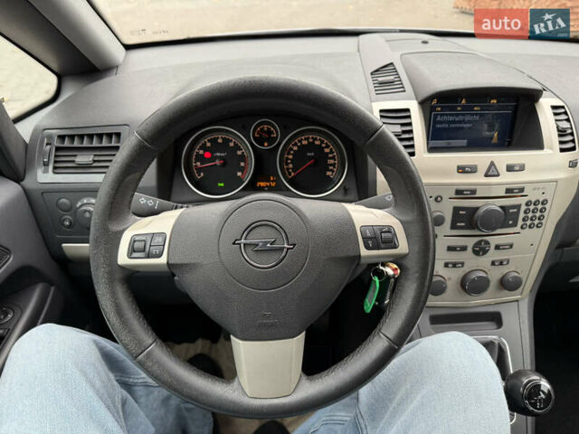 Серый Опель Зафира, объемом двигателя 1.6 л и пробегом 290 тыс. км за 5750 $, фото 20 на Automoto.ua