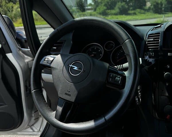 Серый Опель Зафира, объемом двигателя 1.91 л и пробегом 220 тыс. км за 8000 $, фото 18 на Automoto.ua