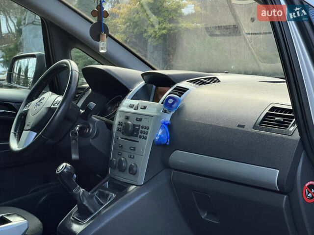 Серый Опель Зафира, объемом двигателя 1.69 л и пробегом 290 тыс. км за 6250 $, фото 42 на Automoto.ua