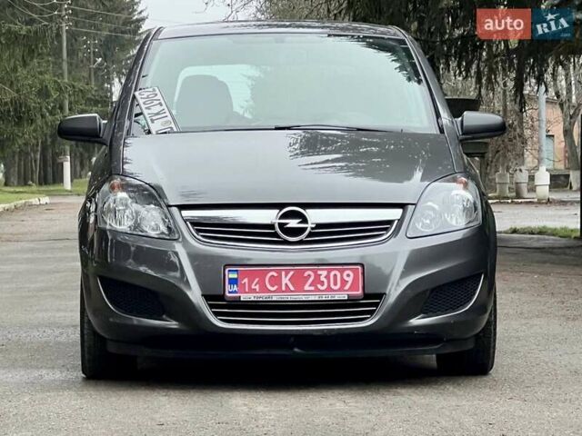Серый Опель Зафира, объемом двигателя 1.6 л и пробегом 208 тыс. км за 6550 $, фото 2 на Automoto.ua