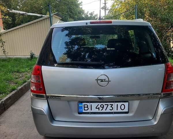 Серый Опель Зафира, объемом двигателя 1.6 л и пробегом 198 тыс. км за 6400 $, фото 5 на Automoto.ua
